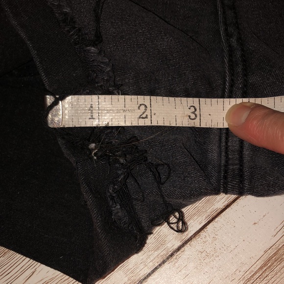 'Time and Tru', black stretch denim, 5 pkt, cuffed bottom jean shorts - size 8 - Picture 9 of 10